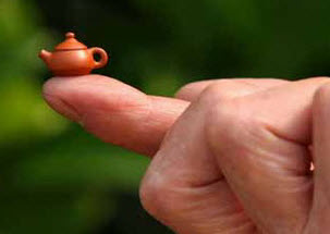 Smallest teapot in the world by Chinese master potter Wu Ruishen Smallest teapot in the world by Chinese master potter Wu Ruishen