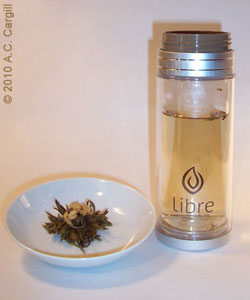 Steep your blooming tea, remove the bloom, and carry the tea with you to the beach in this stylish travel mug. Works with green, white, and black teas, too!