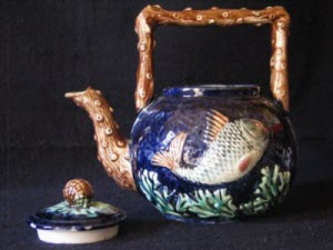 Majolica Teapot with fish decoration (Photo source: screen capture from site)