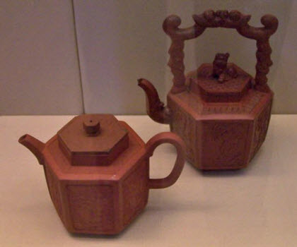 Two red stoneware teapots (photo by the article author)