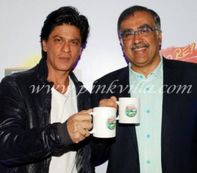 Shahrukh Khan on left at tea press conference (click on photo to go to source site)