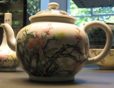 Falangcai teapot with flowers, from the British Museum (photo by Elise Nuding, all rights reserved)