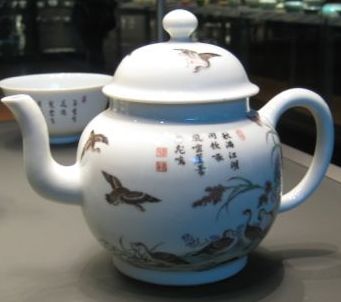 Falangcai teapot with geese, from the British Museum (photo by Elise Nuding, all rights reserved)