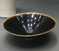 Black glazed chawan from the British Museum (photo by Elise Nuding, all rights reserved)