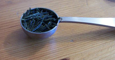 Gyokuro leaves (photo by Elise Nuding, all rights reserved)