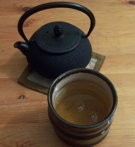Gyokuro in the cup (photo by Elise Nuding, all rights reserved)