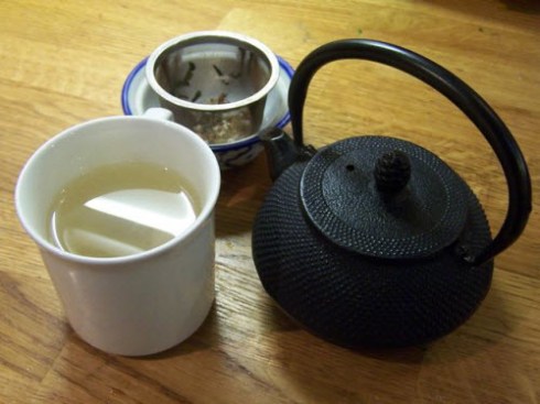 A flavorful cup of Genmaicha (photo by Elise Nuding, all rights reserved)