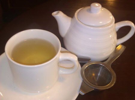 Sugar N’ Spice: Tea Presentation – Tie Guan Yin (Iron Goddess of Compassion) Oolong (photo by May King Tsang, all rights reserved)