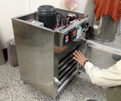 Baking machine for tea used by Thomas Shu, expert on Taiwanese oolongs (Screen capture from site)